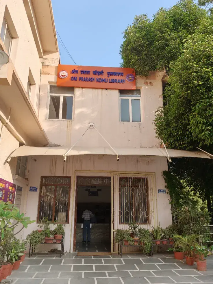 Deshbandhu College Academic building photo 5